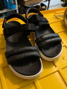 Sorel Viibe sandals gently worn